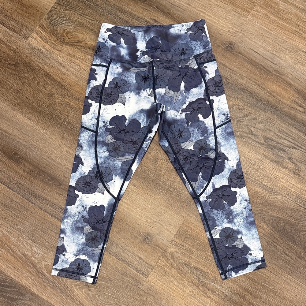 Zyia Blue Floral Light n Tight Pocket Capri Leggings | Size 4